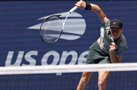 World No. 1 Jannik Sinner eases into US Open third round.